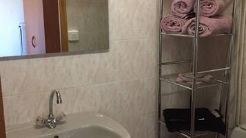 Regadera, toallas, jabón, papel de baño