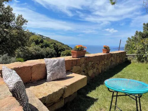 Charming studio with garden and sea view