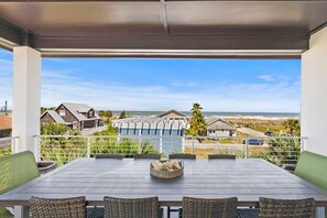 Outdoor dining - Ocean Vista Beach House, Pool, Spa, Steps To Sand (St. Augustine)
