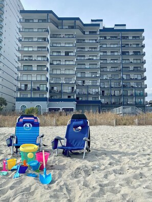 En la playa y camastros 
