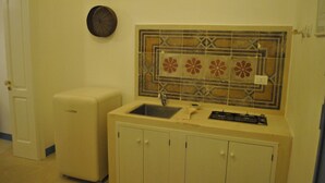 Wasserkocher mit Kaffee-/Teezubehör, Kühlschrank, Mikrowelle, Ofen
