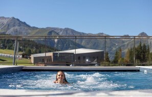 Una piscina cubierta, una piscina climatizada