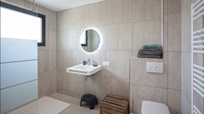Een douche, een haardroger, handdoeken
