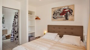 2 bedrooms, travel crib, WiFi, bed sheets - apart Levante shared swimming pool, bbq (Calenzana)
