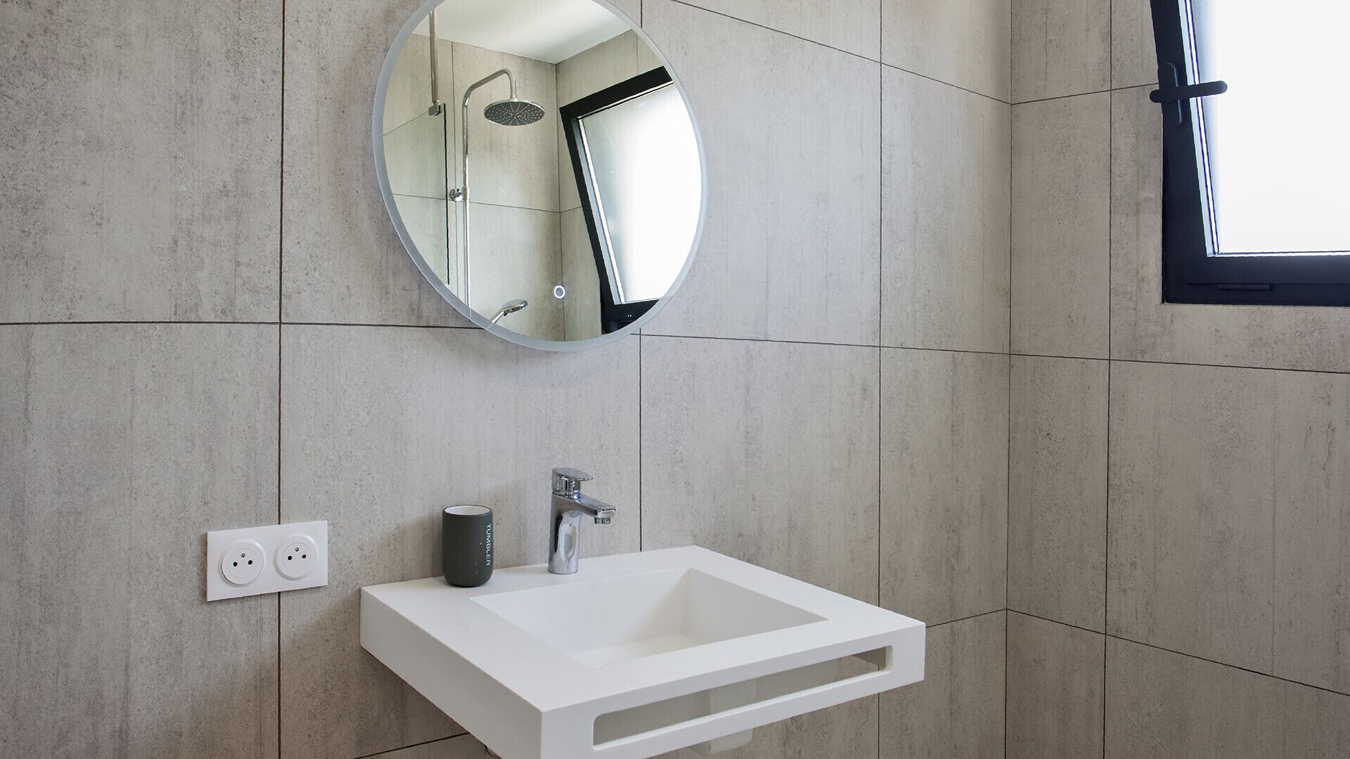 Ducha, artículos de higiene personal gratuitos y secador de pelo