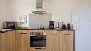 Een koelkast, een microgolfoven, een oven, een kookplaat