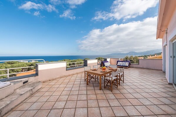 Outdoor dining - PIGNA HOUSE: large central panoramic house with swimming pool (Cala Gonone)