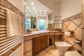 Bathroom - PIGNA HOUSE: large central panoramic house with swimming pool (Cala Gonone)