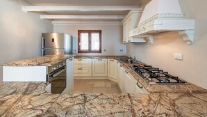 Fridge, oven, stovetop, dishwasher - CASA VEDETTA: prestigious apartment with sea view (Cala Gonone)