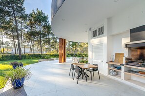 Outdoor dining - Pool & Golf 5BR Villa in Aroeira (Setúbal)
