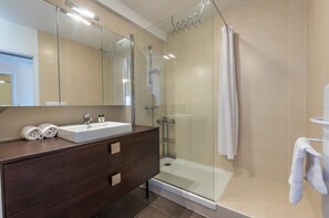 Een douche, een haardroger, handdoeken