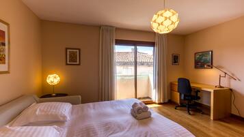 2 bedrooms, iron/ironing board, free WiFi, bed sheets