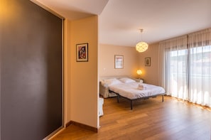 2 bedrooms, iron/ironing board, free WiFi, bed sheets