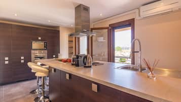 Réfrigérateur, micro-ondes, four, lave-vaisselle