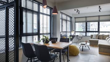 Suite Deluxe (Thea) | Área de sala de estar | Televisión LED