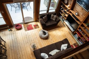 Smart-tv, dvd-spelare, en stereo och datorskärmar