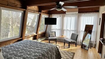 2 bedrooms, desk, travel crib, free WiFi