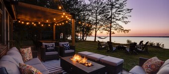 Relaxing Waterfront Casa in wine County w/HOT TUB and PANORAMIC SAUNA SPA