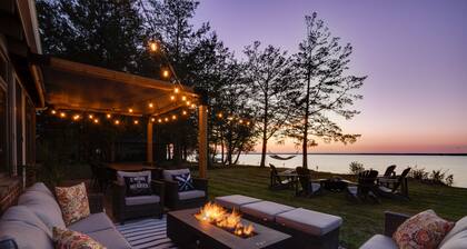 Relaxing Waterfront Casa in wine County w/HOT TUB and PANORAMIC SAUNA SPA