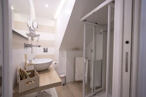 Doccia, asciugacapelli, asciugamani, sapone