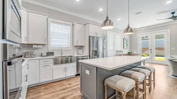 Refrigerador con freezer, microondas, horno, placa de cocina