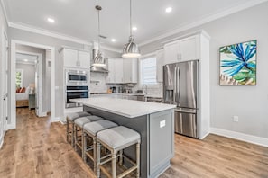 Maison, 4 chambres, vue établissement | Cuisine privée | Grand réfrigérateur, micro-ondes, four, plaque de cuisson