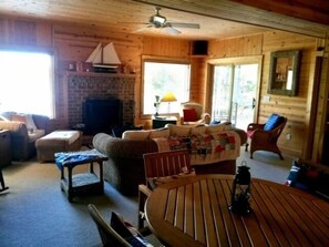 TV - Pool table, Paddle board, Kayak, EZ dock, floater dock, WiFi. (Huddleston)