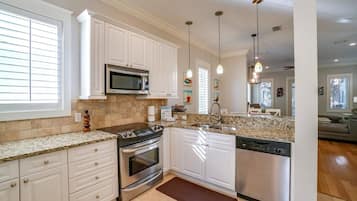 House, 3 Bedrooms, Pool Access | Private kitchen | Full-size fridge, microwave, oven, stovetop