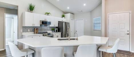 冷蔵庫、電子レンジ、オーブン、コンロ