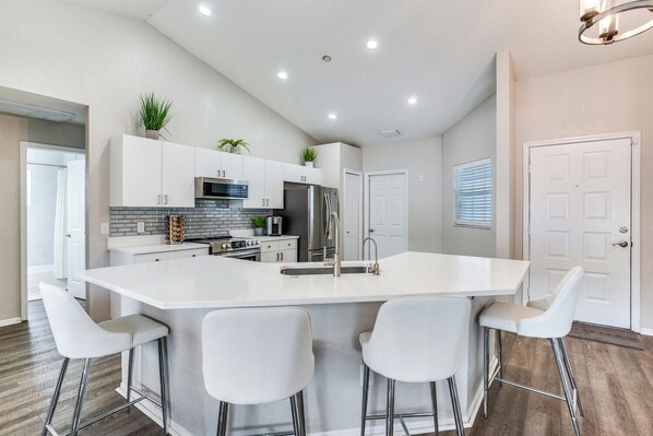 Fridge, microwave, oven, stovetop - Cheerful 3 bedroom villa (Brandon)