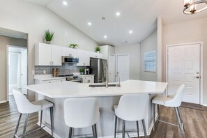 Réfrigérateur, four à micro-ondes, un four, surface de cuisson
