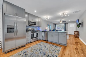 Frigorifero, microonde, forno, piano cottura