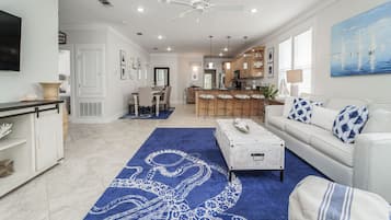 Casa, 3 habitaciones, vistas al complejo turístico | Zona de estar | Televisión LCD de 45 pulgadas con canales por cable, una televisión
