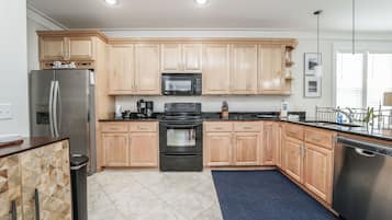 House, 3 Bedrooms, Resort View | Private kitchen | Full-size fridge, microwave, oven, stovetop