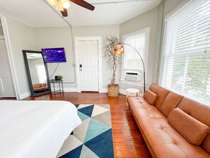 Desk, iron/ironing board, free WiFi, bed sheets - Downtown+PetsOK+Min2Beach-Cozy Studio (Corpus Christi)