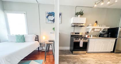 Downtown+PetsOK+Min2Beach-Cozy Studio