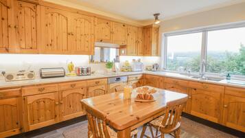 Casa de campo | Cocina privada | Refrigerador, lavavajillas, tetera eléctrica y tostadora