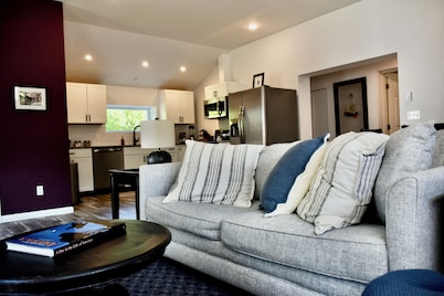 Renovated Gem 2 BR walk to Allstar Vill w/AC Sleeps 6