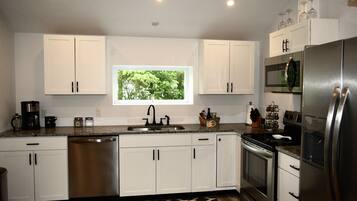 冰箱、微波炉、烤箱、炉灶