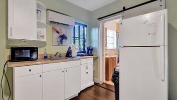 Kühlschrank, Mikrowelle, Wasserkocher mit Kaffee-/Teezubehör, Toaster