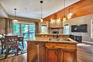 Frigorifero, microonde, piano cottura, lavastoviglie