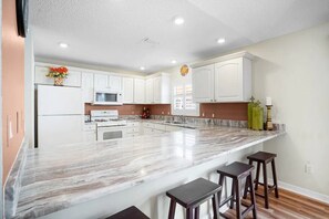 Kjøleskap, mikrobølgeovn, ovn og kokeplater