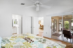 2 bedrooms, in-room safe, iron/ironing board, free WiFi - Fabulous Courtyard Villa 1 mile to Sumter Landing (The Villages)
