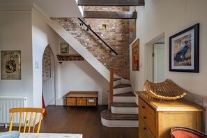 House (2 Bedrooms) | Staircase