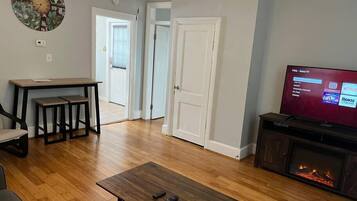 Télévision, cheminée, espaces bureaux