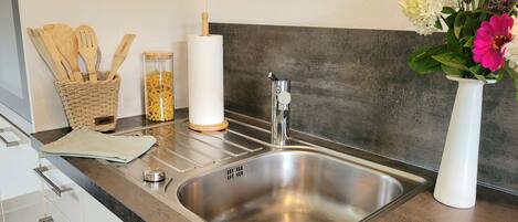 Fridge, oven, stovetop, dishwasher