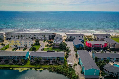 Steps to the Beach*2 Minute Walk to Paradise! Sleeps 7!
