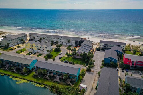 Steps to the Beach*2 Minute Walk to Paradise! Sleeps 7!