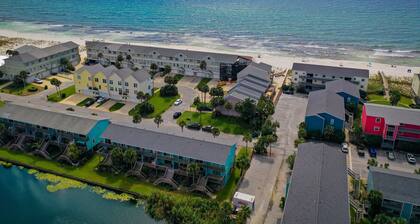 Steps to the Beach*2 Minute Walk to Paradise! Sleeps 7!