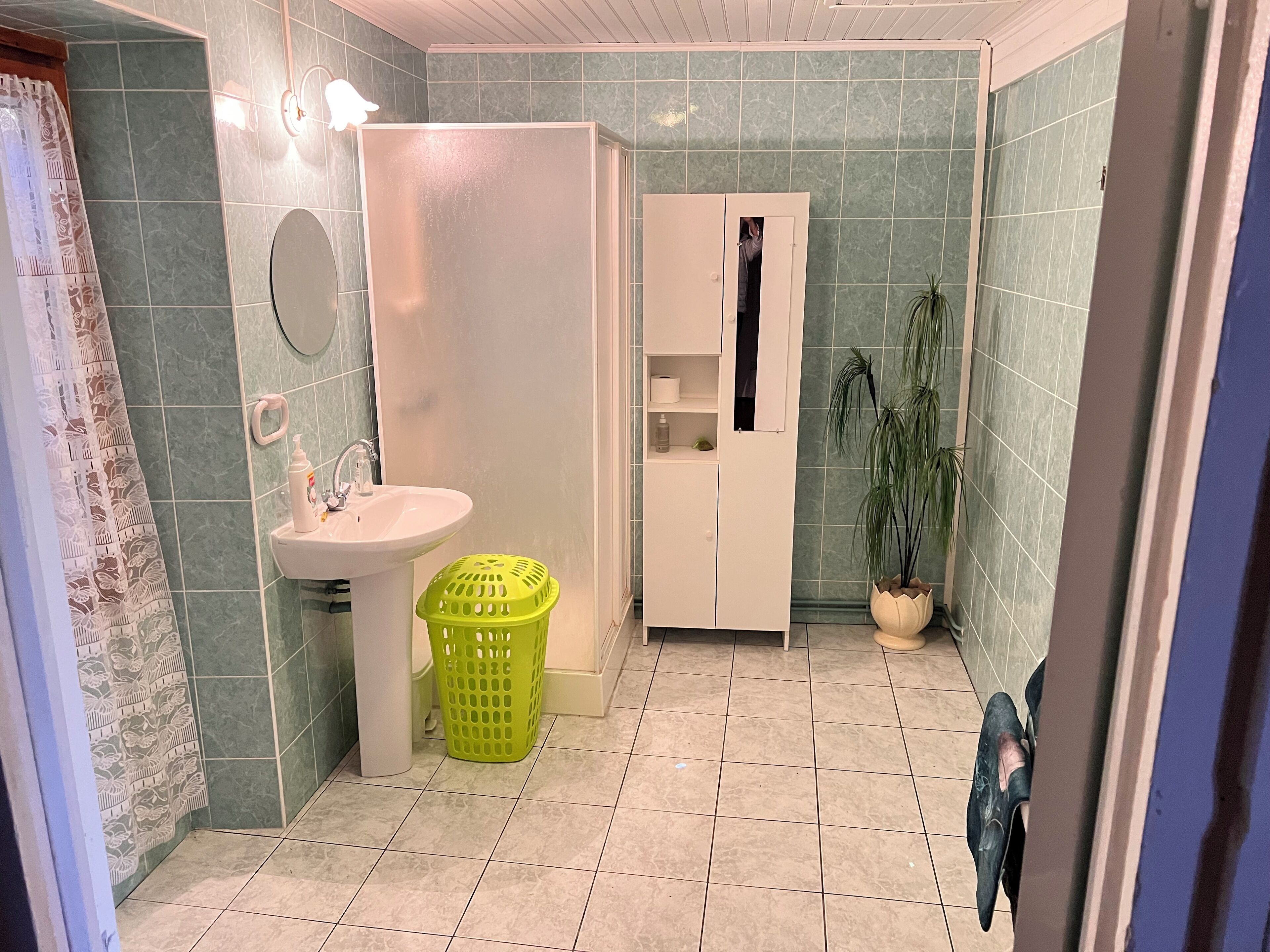 Douche, serviettes fournies, papier toilette